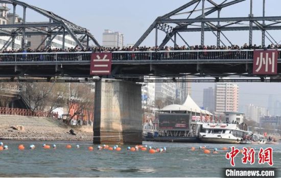 圖為活動現(xiàn)場冬泳愛好者表演“漂游”?！钇G敏 攝