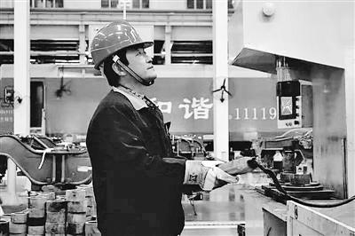 蘭州：寒夜黃河邊，他一把拉出落水大學(xué)生