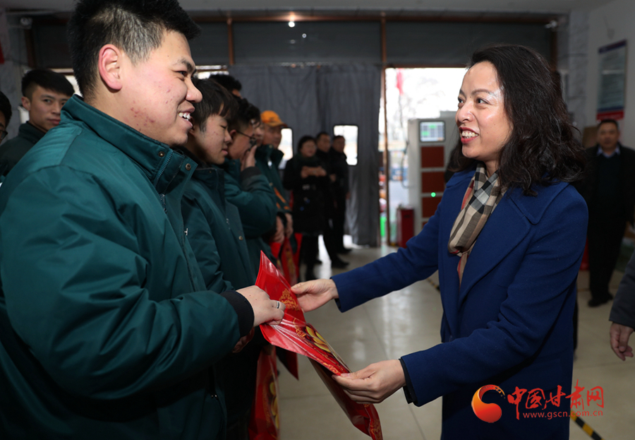 【新春走基層】春節(jié)送溫暖 共青團(tuán)甘肅省委走訪慰問(wèn)一線“快遞小哥”