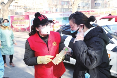 用點(diǎn)滴善舉筑就強(qiáng)大正能量 蘭州市各級(jí)道德模范、蘭州好人齊心援助抗擊疫情一線
