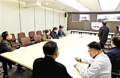 蘭大校長嚴純華等視頻連線蘭大一院、二院支援湖北醫(yī)療隊員