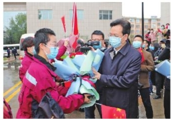 慶陽(yáng)市第二、三批支援湖北醫(yī)療隊(duì)12名隊(duì)員凱旋