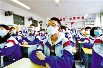 甘肅省初三和高一、高二年級(jí)學(xué)生昨日開學(xué) 青春校園又聞瑯瑯讀書聲