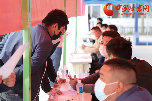 【甘肅省決戰(zhàn)決勝脫貧攻堅(jiān)】扶貧又扶志！把“就業(yè)大禮包”送到貧困戶家門口（圖）