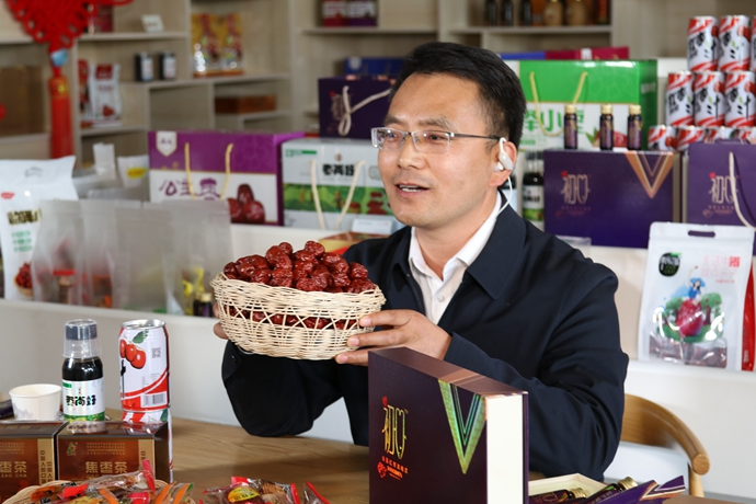 “縣長直播天團(tuán)”唱響“甘貨春之聲”，售出近30種甘貨1萬余件 開進(jìn)直播間的網(wǎng)絡(luò)扶貧博覽會(huì)，受百萬網(wǎng)友點(diǎn)贊 