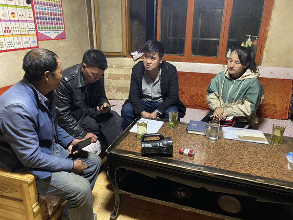 圖為木耳鎮(zhèn)紀(jì)檢干事盧建民（左三）連夜在多壩村多壩組奚連德家中了解受災(zāi)情況，排查安全隱患，并宣傳發(fā)生次生災(zāi)害的相關(guān)知識(shí)。_副本.jpg