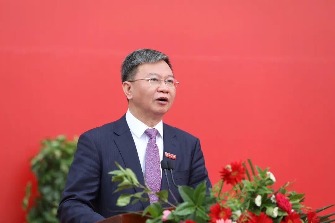 蘭州大學(xué)校長(zhǎng)嚴(yán)純?nèi)A寄語(yǔ)2020屆本科畢業(yè)生：做敢擔(dān)當(dāng)、能擔(dān)當(dāng)、有擔(dān)當(dāng)?shù)娜?>
        </a><em>蘭州大學(xué)校長(zhǎng)嚴(yán)純?nèi)A寄語(yǔ)2020屆本科畢業(yè)生：做敢擔(dān)當(dāng)、能擔(dān)當(dāng)、有擔(dān)當(dāng)?shù)娜?/em></li>
    <li><a  target=