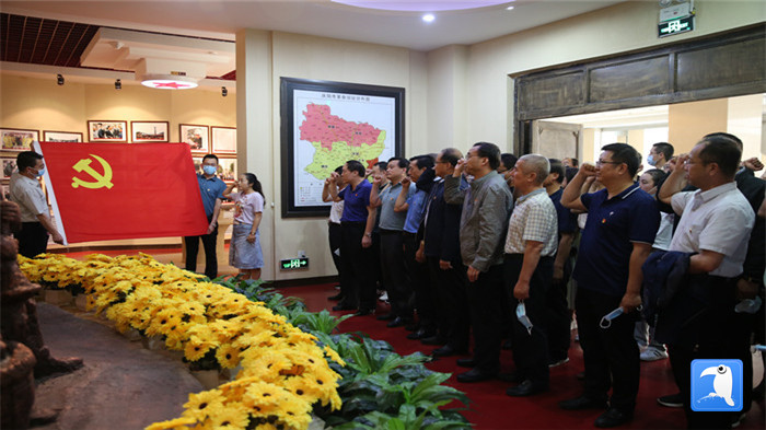 6月30日上午，慶陽市紀(jì)委監(jiān)委機(jī)關(guān)黨委組織全體黨員干部赴市博物館開展“迎七一·紀(jì)念建黨99周年”主題黨日活動。拍攝：葛歡_副本.jpg