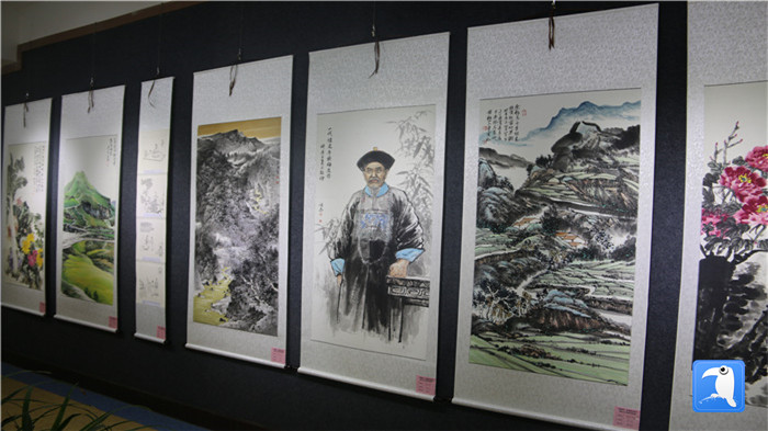 7月1日上午，定西市通渭縣紀(jì)委監(jiān)委舉辦“襄郡清風(fēng)·喜迎建黨99周年”廉政文化書畫展， 共同為黨的生日獻(xiàn)禮。_副本.jpg