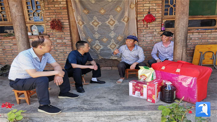 在建黨99周年來臨之際，隴南市禮縣紀(jì)委監(jiān)委在中壩鎮(zhèn)、三峪鄉(xiāng)開展“七一”慰問老黨員、困難黨員活動，為他們送去組織的關(guān)懷和節(jié)日的問候。_副本.jpg