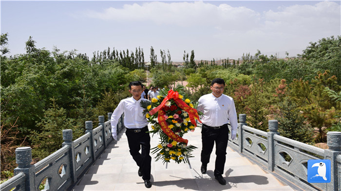 七一”前夕，白銀市紀(jì)委監(jiān)委機(jī)關(guān)黨委組織黨員來到紅軍西路軍景泰烈士陵園開展主題黨日活動。 朱鵬拍攝_副本.jpg