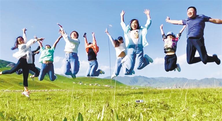 甘肅文旅部門關(guān)愛(ài)“抗疫英雄” 摘下護(hù)目鏡 你的笑容如此燦爛