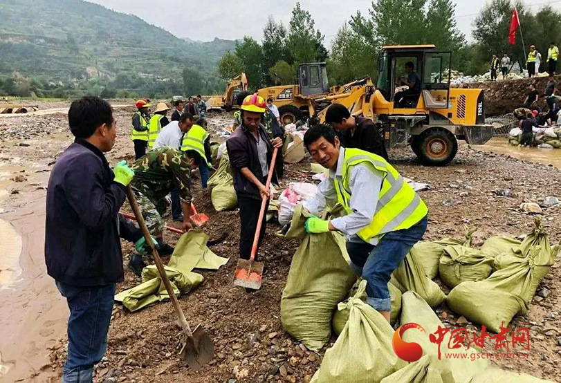 禮縣：黨員沖鋒在前 全力搶險救災