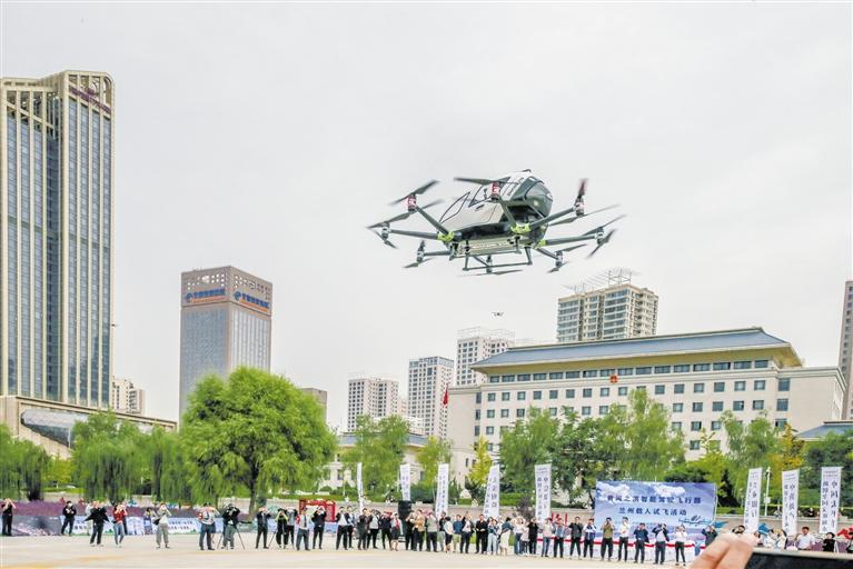 超酷、超刺激！智能駕駛飛行器在蘭載人試飛