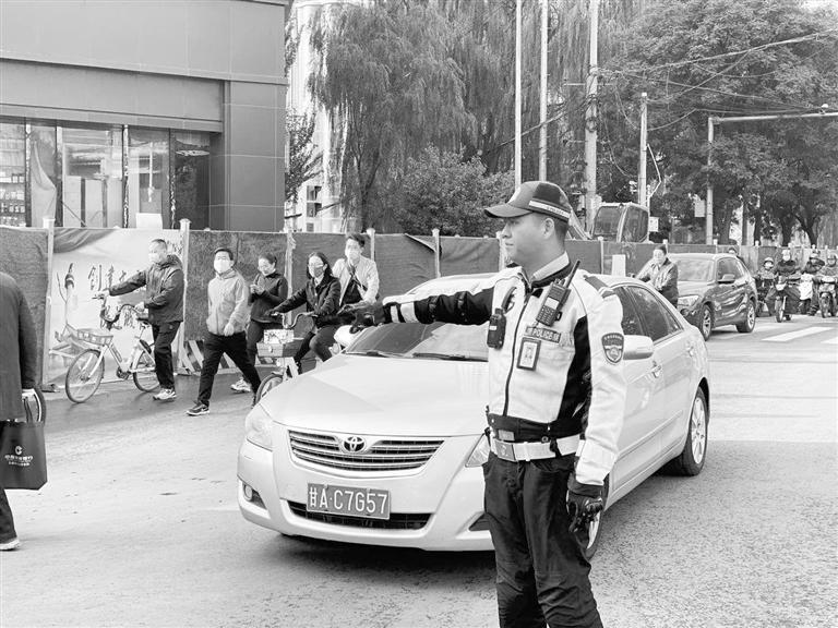 近期蘭州市區(qū)多處路段占道施工，高峰期市民請(qǐng)盡量繞行