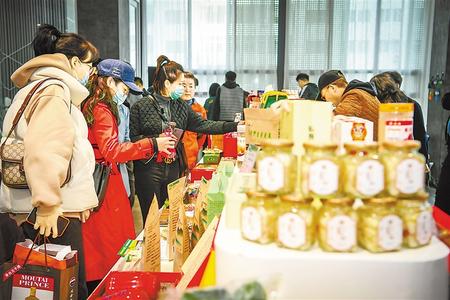 今天，在這里聽榆中的脫貧故事 ——榆中縣“脫貧攻堅宣傳周”發(fā)布活動暨脫貧攻堅主題成就展啟動側(cè)記