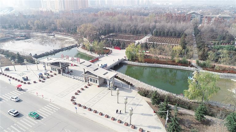 　初冬時(shí)節(jié)，臨夏市東郊公園里,楓樹(shù)、松柏、云杉等樹(shù)木色彩斑斕