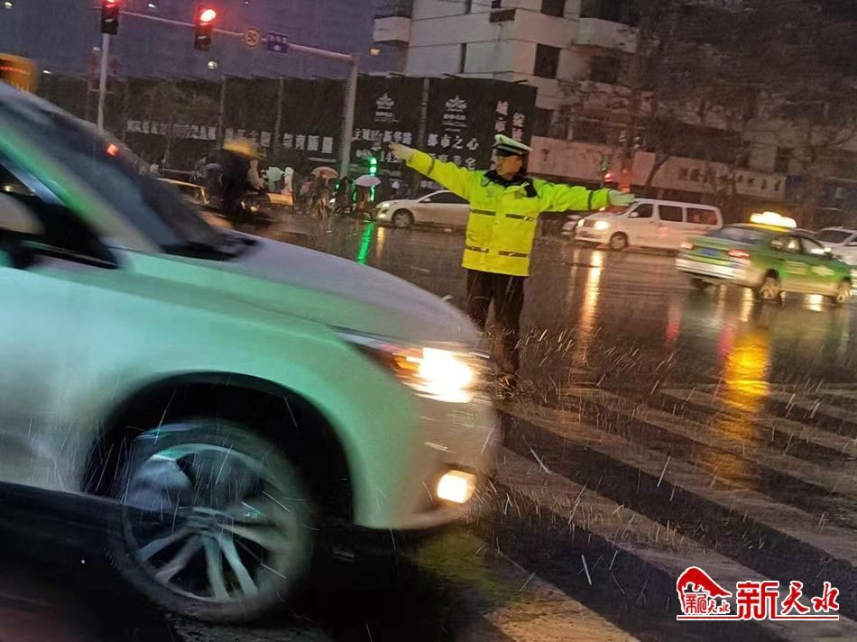 風雪襲來，天水最美“警色”在路上！