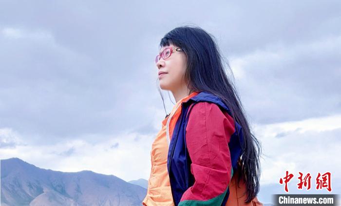 圖為胡美英在祁連山采風(fēng)。受訪人供圖