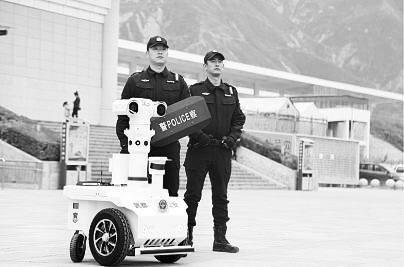 新奇！5G巡邏機(jī)器人亮相隴南武都街頭
