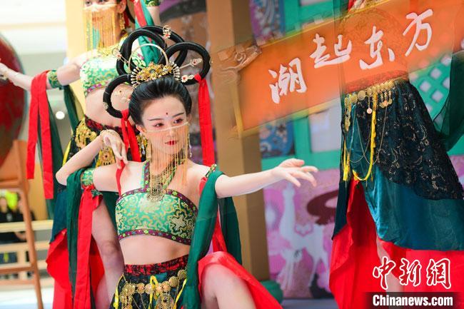 圖為今年9月5日，在重慶亮相的敦煌博物館“潮起東方”主題活動現(xiàn)場。敦煌博物館供圖