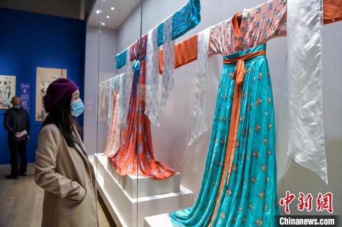 觀眾在參觀唐代服飾?！●樤骑w 攝