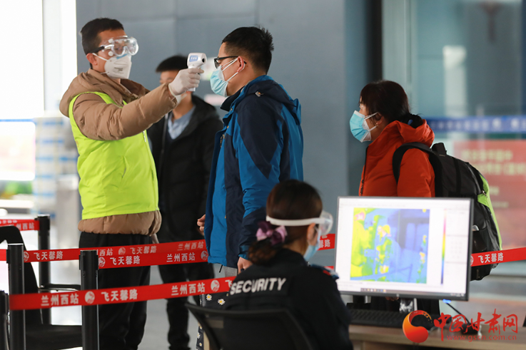 回家路上，請(qǐng)配合疫情防控要求 