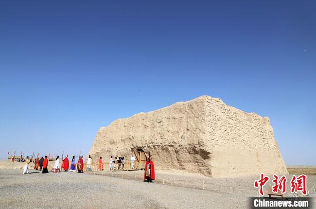 數(shù)十位身著古裝的女性通過(guò)體驗(yàn)賞漢舞、習(xí)漢禮、吟誦詩(shī)詞等中華傳統(tǒng)文化，再現(xiàn)古絲綢之路的繁華盛景?！⊥踺?攝