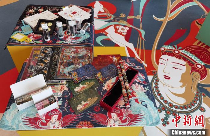 60余類敦煌主題的文創(chuàng)產(chǎn)品讓人愛不釋手?！《∷?攝