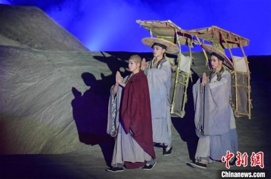 圖為演出現(xiàn)場，該劇獨(dú)創(chuàng)360度旋轉(zhuǎn)并前后移動(dòng)觀眾席，顛覆傳統(tǒng)劇場舞臺(tái)表演模式。　王斌銀 攝
