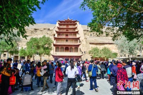 中國(guó)農(nóng)歷四月初八，敦煌民眾傳承歷史習(xí)俗，前往莫高窟燒香禮佛、祈福。(資料圖) 王斌銀 攝