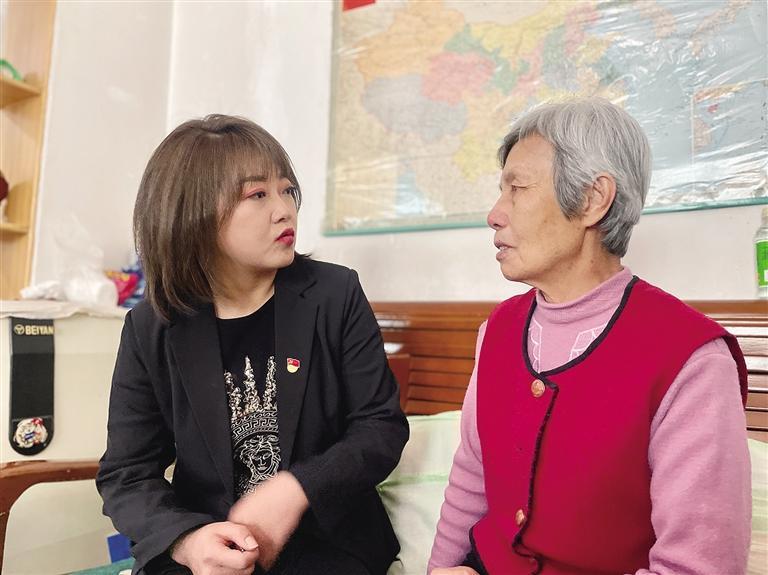 敦煌路街道任家莊街東社區(qū)黨委書記、居委會(huì)主任譚莉：我們必須成為老百姓堅(jiān)強(qiáng)的后盾