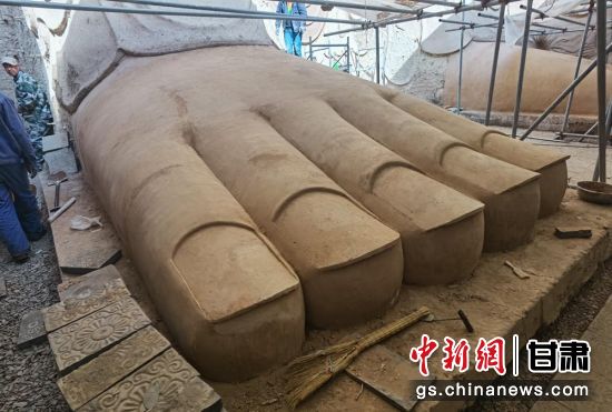 圖為中國“石窟鼻祖”天梯山石窟第13窟大佛足部與局部危巖體搶救性保護項目施工現(xiàn)場。陳曉斌 攝