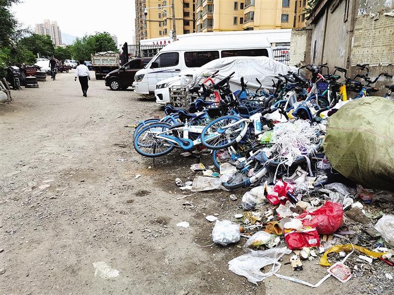 百米土路臟亂差，誰來管？經(jīng)記者協(xié)調(diào)，社區(qū)組織志愿者進行了清理