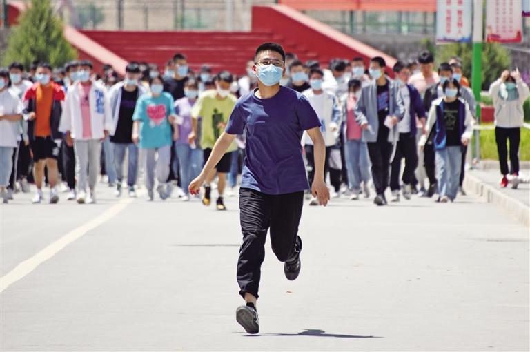 高考啟幕 蘭州市近2萬(wàn)8千名學(xué)子在27個(gè)考點(diǎn)開(kāi)考