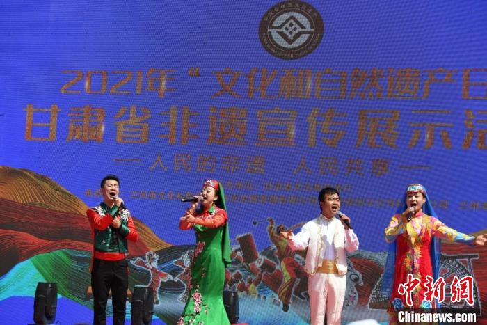 圖為甘肅臨夏回族自治州非遺傳承人演唱花兒?！钇G敏 攝