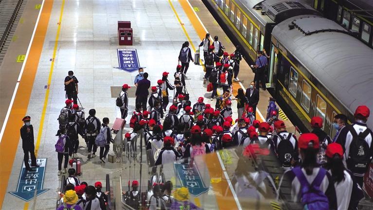 “環(huán)西部火車(chē)游·美麗鐵路” 紅色研學(xué)專(zhuān)列載夢(mèng)啟程