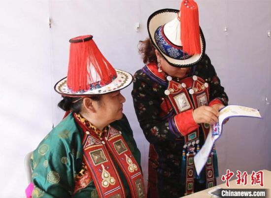 圖為用活態(tài)傳習(xí)的模式促進(jìn)裕固族非物質(zhì)文化遺產(chǎn)的保護(hù)傳承?！∈缝o靜 攝