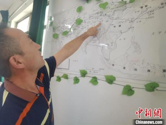 圖為甘肅省社會(huì)科學(xué)院絲綢之路研究所所長(zhǎng)侯宗輝指出《絲綢之路古文明》課題組考察線路。　閆姣 攝