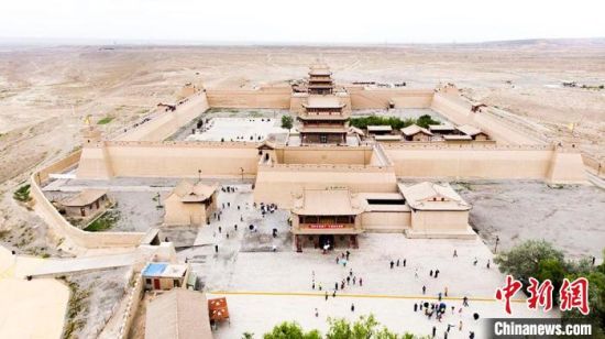 圖為7月中旬，世界文化遺產(chǎn)——嘉峪關(guān)，它是中國(guó)明代萬(wàn)里長(zhǎng)城的西端起點(diǎn)。　高展　攝