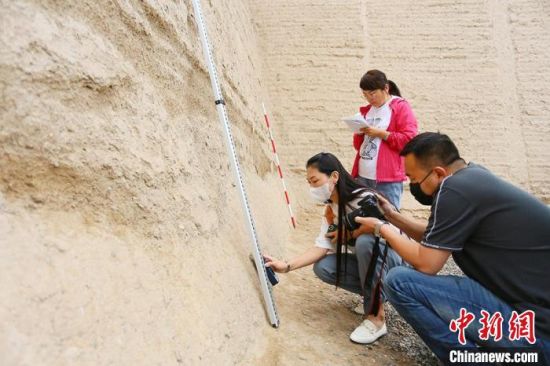 科技保護(hù)讓長(zhǎng)城價(jià)值的真實(shí)性和完整性得到有效延續(xù)和傳承。圖為文物工作者正在測(cè)量關(guān)城的相關(guān)數(shù)據(jù)。　高展 攝