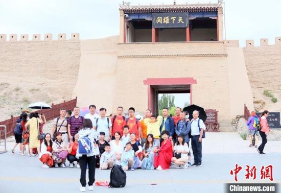 歷經(jīng)數(shù)十載保護(hù)修繕的古老關(guān)城得以延年益壽，成為了海內(nèi)外游客“絲路游”的必經(jīng)打卡地。　高展 攝