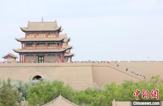 歷經(jīng)數(shù)十載保護(hù)修繕的古老關(guān)城得以延年益壽，成為了海內(nèi)外游客“絲路游”的必經(jīng)打卡地。　高展 攝