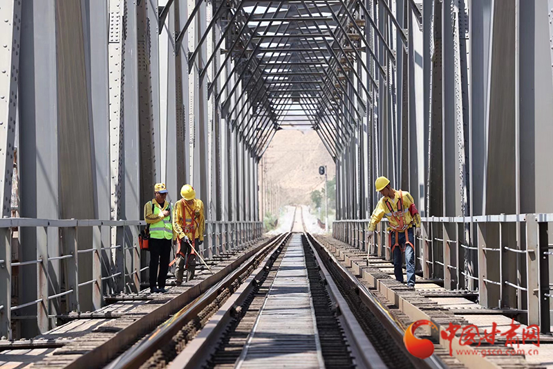 【隴拍客】“橋梁大夫”為靖遠(yuǎn)黃河大橋“把脈問診”