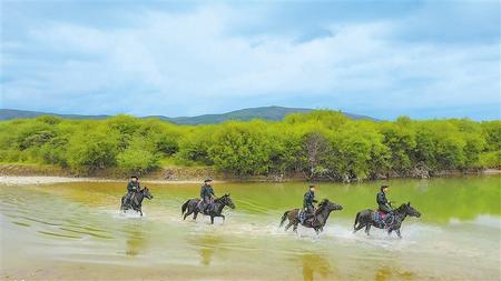 草原騎警，牧民心中的親人——記瑪曲縣公安局草原騎警大隊