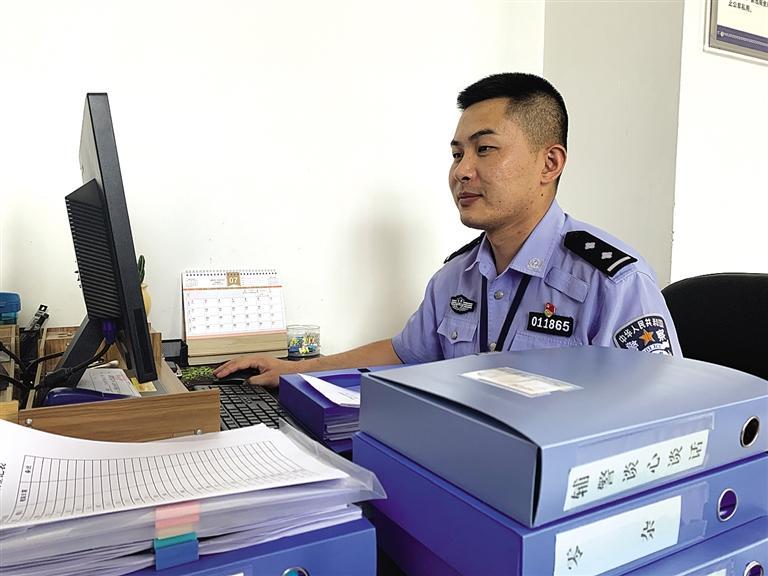 “身為黨員，就應(yīng)該第一個往前沖”