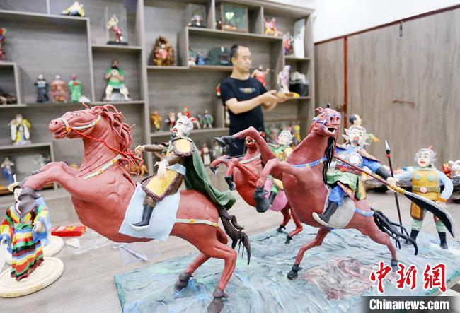 安秋平是成州面塑第五代傳承人，也是當(dāng)?shù)匚ㄒ粓?jiān)守面塑制作的人?！「哒?攝