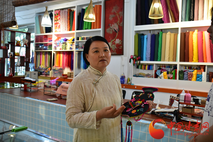 【蘭大新聞學子重走西北角】香包傳承人劉蘭芳：飛針走線，傳承匠心 