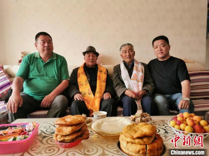 圖為張輝剛(右一)拜訪甘肅肅南縣裕固族德高望重的老人。(資料圖) 張輝剛供圖