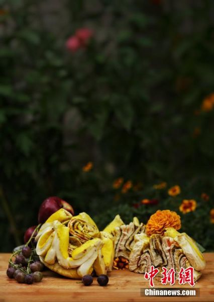 圖為做好的月餅，狀似玫瑰，切開(kāi)后層層疊疊，色彩斑斕。張文 攝